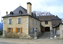 Photo d'un corps de ferme, à gauche la maison d'habitation, au fond un garage.