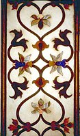 贾丽（英语：jali）窗硬石镶嵌（英语：pietra dura）的细节。