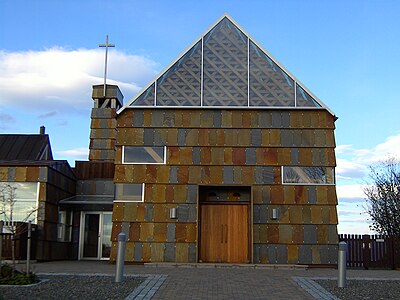 Klosterkyrkans fasad mot öster, med allmänhetens ingång.