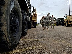 Soldados de la Guardia Nacional de Texas preparan vehículos para la respuesta de emergencia antes del huracán Harvey el 25 de agosto del 2017.