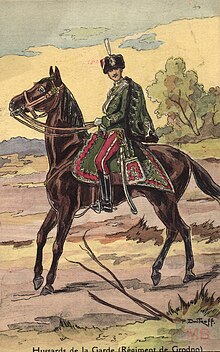 Déssin d'un cavalier du régiment de hussards des sauveteurs de Grodno à Cheval. Sa Tenu est verte avec un pantalon rouge, un sabre, il porte une coiffe avec une plume blanche verticale et des bottes noires.