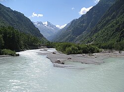 Le Vénéon en amont de Venosc avec la tête des Fétoules dans le lointain.