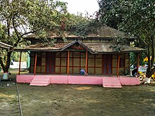 バングラデシュの伝統的スタイルのブリキ屋根の住宅