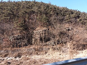 율하천 상류 지역의 노두. 남남서쪽으로 약 10°기울어 있다. 대구광역시 동구 상매동 산 64-1