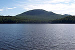 Le lac Stukely et le mont Chauve dans le parc national du Mont-Orford.