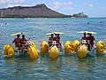 ハワイでのレジャー風景。水上自転車形式の、広義の足漕ぎボート。後輪が駆動装置を兼ねる。