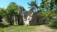 Rechts: Bogen des Haupttores (Tor I), Links: Reste der Burgkapelle