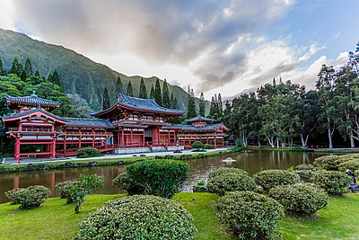 Kuil Byodo-In ini adalah sebuah kuil Buddha non denominasi yang terletak di Pulau Oahu, Hawaii. Kuil ini merupakan replika dari kuil Byōdō-in yang berusia 900 tahun di Uji, Kyōto, Jepang.