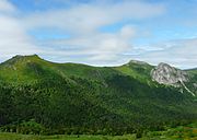 La haute vallée du Mars aux pieds de la Chapeloune (à gauche) et du roc d'Hozières (à droite).