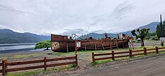 Barco antiguo en desuso ubicado a orillas del lago Panguipulli, balneario de Choshuenco. Se muestra el lago de fondo.