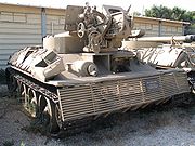 シリア製T-122自走榴弾砲。砲塔を撤去したT-34の車体前部に、後ろ向きにD-30を搭載している