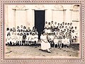 Escola Pública Mixta de Collaçópolis, 14 de março de 1923. Professora Isaltina E. Nunes ao sr. Jacob B. Uliano e exma. família, ofereço a minha photographya, juntamente com os meus discípulos, em prova de sincera amizade.