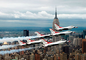 מטוסי קרב מסוג F-16 פייטינג פלקון של צוות "Thunderbirds" של חיל האוויר האמריקאי במצג אווירי מעל העיר ניו-יורק. ברקע ניתן לראות את גורד השחקים אמפייר סטייט.