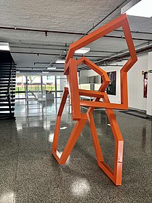 Hall do MAB com obra de Sanagê e exposição Tarsila no MAB ao fundo