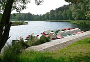 Heidesee mit Tretbooten am Steg, 2005