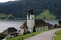 Blick auf die Kirche und den See im Sommer