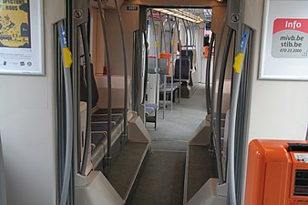 Vue de la caisse intermédiaire. Les roues sont situées sous les sièges, le plancher est plus bas que l'emplacement des essieux s'il y en avait.