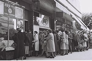 תור למצרכי מזון בקיצוב, תל אביב, 1954.