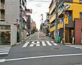 東側は旧宇田川に向かう斜面となっている（同じ道路の東側、白洋舎前）。