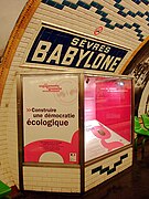 Une des vitrines de la station Sèvres - Babylone.