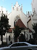 חזית בית הכנסת מייזל שבפראג. מעל השער מגן דוד, וליד הגג לוחות הברית.