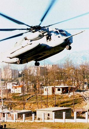 Зліт американського вертольоту CH-53E «Супер Сталліон» під час евакуації американських громадян з території американського посольства в Тирані, Албанія. 18 березня 1997 року