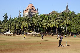 Vue vers la Haute Cour de Bombay et le secteur victorien du site, depuis l'Oval Maidan