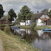 Overzicht van boerderij, vanaf de overzijde van het water, Nieuwkoop