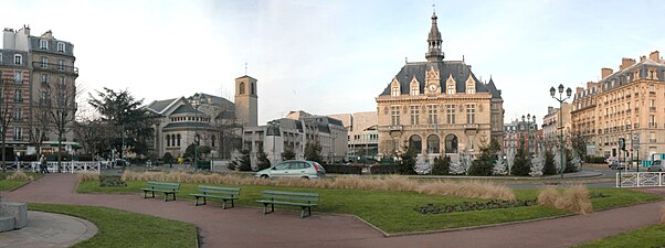 La mairie et l'église Notre-Dame.