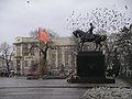 Le monument de Józef Piłsudski. À côté du monument, le drapeau de la révolution orange, 2005