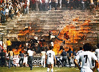 La curva sud ormai preda delle fiamme