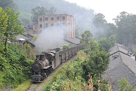 芭蕉沟站附近的C2-07机车和空的石碳车，2011年