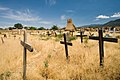 Cimetière traditionnel devant la ruine de l'ancienne église, en 2007.