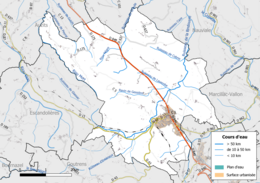 Carte en couleur présentant le réseau hydrographique de la commune