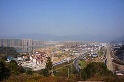 廈河塔から望む好渓東岸の市街地。右側に麗水駅が見える