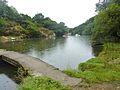 Le fond de l'anse de Penmor à marée haute (vue depuis la passerelle située devant le moulin Édouard).