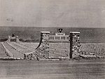 مدخلان لمقبرة الجنود الأمريكيين في إيو جيما من تشييد كتيبة الإنشاءات البحرية 133، تظهر بوابة فرقة مشاة البحرية الثالثة في الواجهة وبوابة فرقة مشاة البحرية الرابعة في الخلف