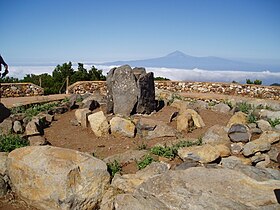 Vue du sommet du Garajonay et de la reconstitution d'un sanctuaire guanche.