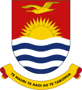 キリバスの標語、「 Te mauri, te raoi ao te tabomoa （健康、平和と繁栄）」が書かれた キリバスの国章.