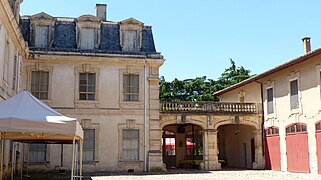 Vue des bâtiments depuis la cour.