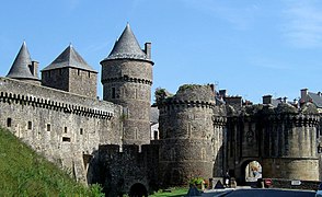 Vista del castillo y de la puerta Notre-Dame