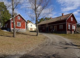 Ekonomibyggnader och bostadshus.