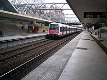 Une rame formée de deux éléments MI 84 quitte la gare.