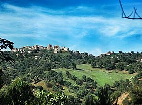 Vue vers le sommet de la montagne (village de Mezdatta).