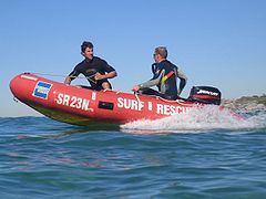 Life Guard de Bondi Beach en canot pneumatique.