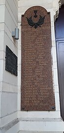 Plaque de marbre dans le porche mentionnant le nom des anciens élèves morts pour la patrie durant la Première Guerre mondiale