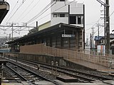 名古屋方面側には駅舎が無く、ホーム上に改札が設置されている