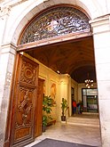 Entrada del palacio de Casa-Gaviria, en el n.º 9