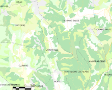 Carte élémentaire montrant les limites de la commune, les communes voisines, les zones de végétation et les routes