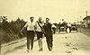 תומאס היקס (במרכז), נתמך על ידי שני עוזרים, עם סיום ריצת המרתון באולימפיאדת סנט לואיס (1904)